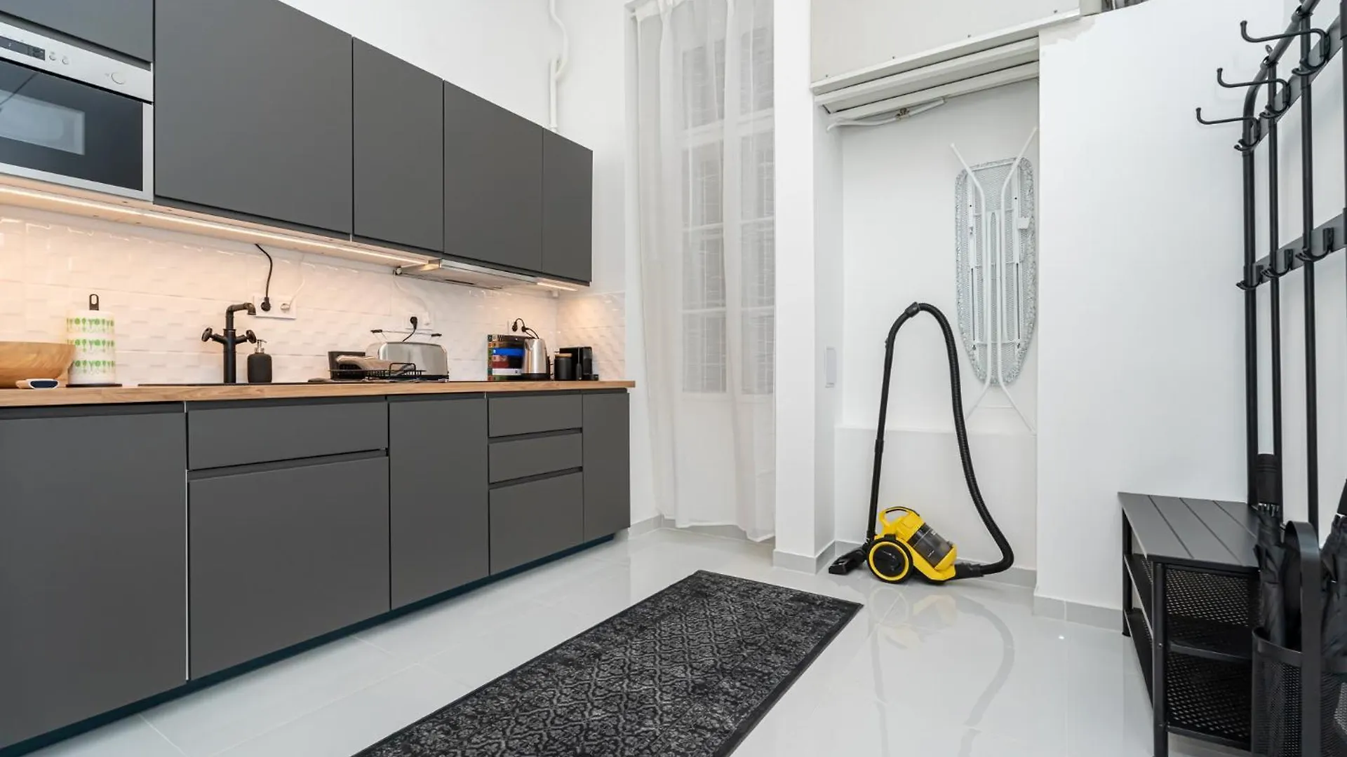 Gozsdu Court Le Chat Noir Budapest 0*,