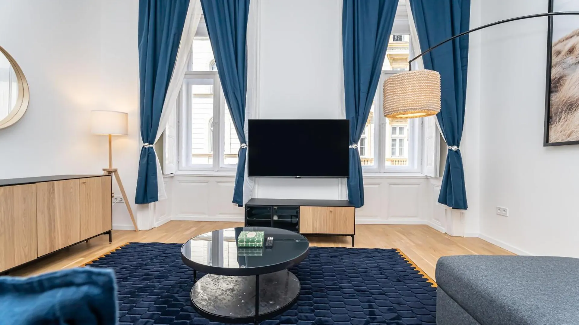 Gozsdu Court Le Chat Noir Budapest